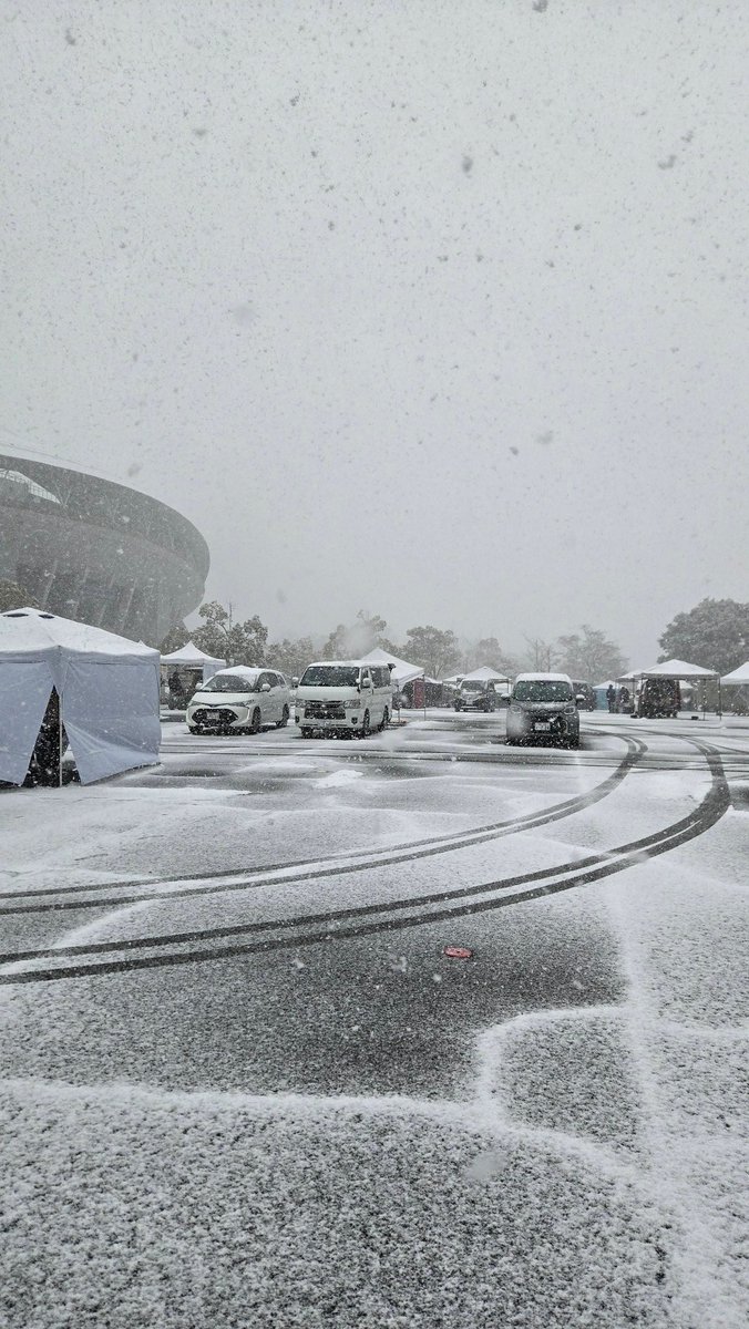 いろんなイベントが雪で中止のなか、広島わんわんバレンタイン開催していました。(日曜日は、2時に終わりました。)
吹雪のときもあったなかなか過酷な出店でしたが、たくさんの方があにまる堂目当てで来てもらい大変感謝です。本当に寒い中ありがとうございました。