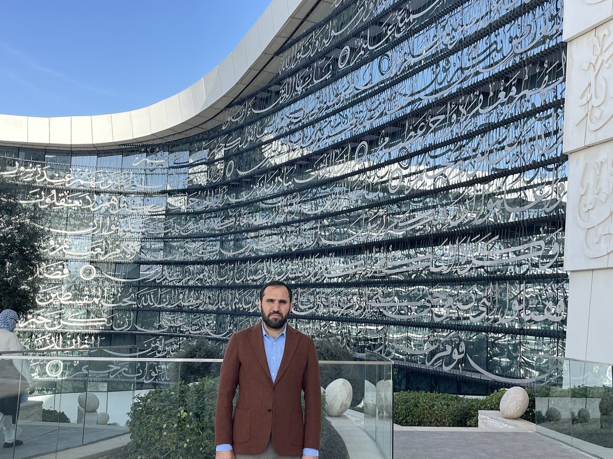 Katar’da ecdad kılıcı. Yavuz Sultan hana ait kılıçla Mescid-i Aksa temsili önünde.