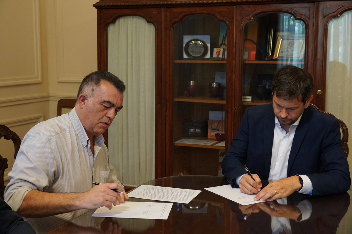 El Viernes firmé el acuerdo marco con la <a href="/ingenieriauba/">FIUBA</a> para avanzar en el estudio a mediano y largo plazo de las obras que en materia hidráulica necesita <a href="/MuniZARATE/">Zárate Municipio</a> para evitar inundaciones. También es objetivo del acuerdo trabajar y delimitar aquellas zonas que requieren ser