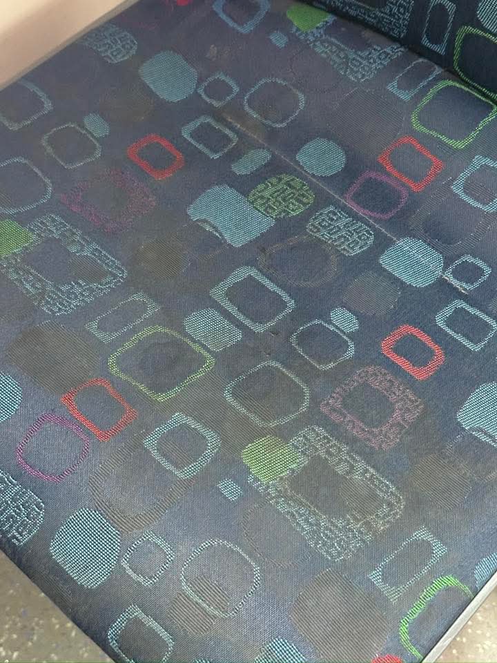 Keshtu duken uleset ne autobuset e trafikut urban. Autobuset e fundit ne Prishtine u blene 12 vite me pare. ASNJE bus i ri nga Deshtim Rama ne mandatin 1. Keni votuar, perjetoni.