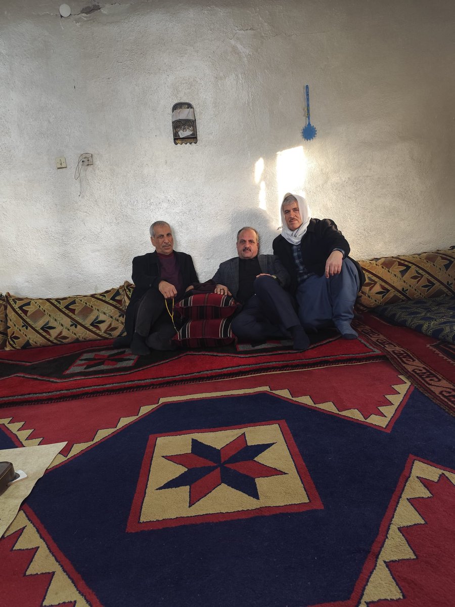 Karacadağ Satkuli Köyü Muhtarı, değerli akrabam Hacı Halil Gümüşkan’ın hanesine misafir olduk. Göstermiş oldukları samimi ilgi, misafirperverlik ve güzel ev sahipliği için kendilerine gönülden teşekkür ediyorum. Allah hanelerinden bereketi ve huzuru eksik etmesin.