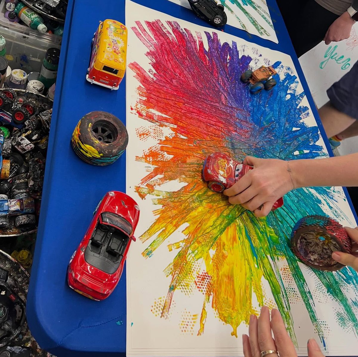 Popbangcolour's tweet image. The first of the POPBANGCOLOUR experience workshops complete in the studio @FargoVillage 

It was great to welcome running club friends into the studio to do a trial workshop this afternoon 

Teaching #ContinuousCar drawing techniques &amp;amp; #Paintwithcars artwork processes.