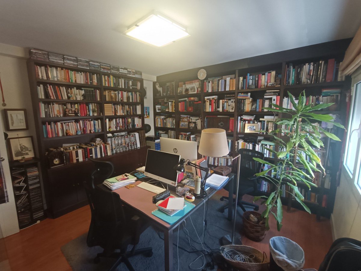 La lectura es el entrenamiento invisible del jurista. Sin ella no hay precisión en la palabra, ni solidez en el argumento, ni profundidad en el pensamiento jurídico.