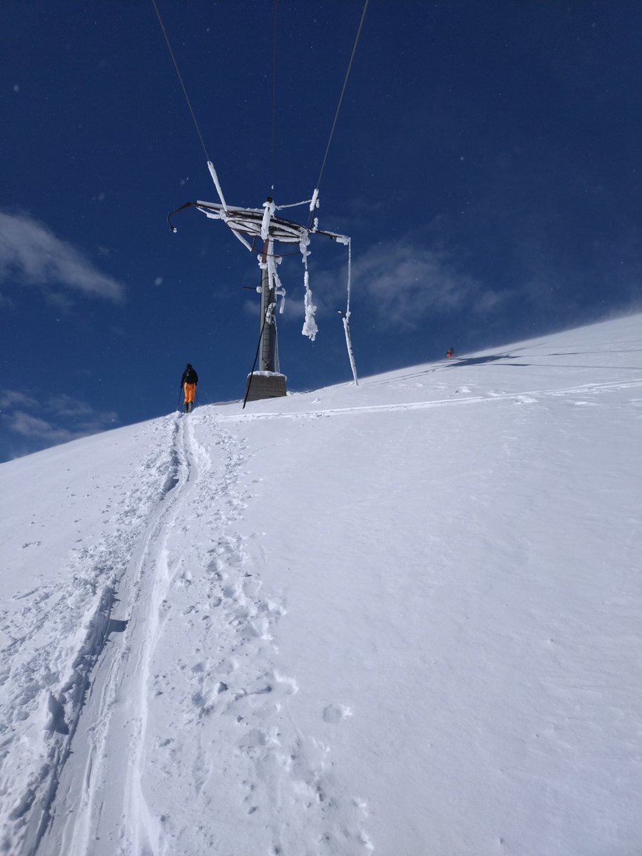 Condicions d'innivació i meteo espectaculars a #Llessuí per practicar #EsquíDeMuntanya. Es podien calçar esquis al parking (1400) tot i que al tornar la cota ja havia pujat uns metres.