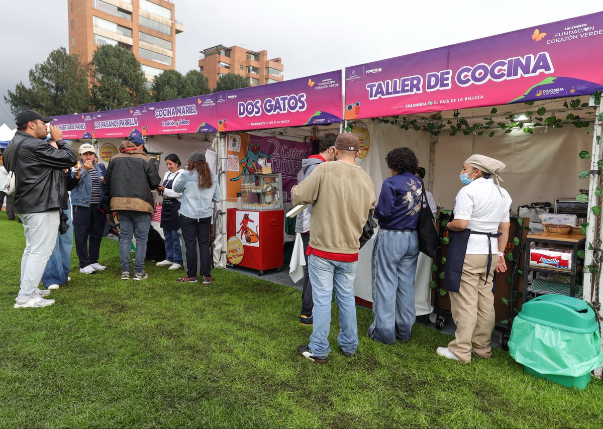 BogotaEsCivica's tweet photo. En el inicio de #Alimentarte quedó claro algo: 👉 En Bogotá se come sabroso.

Están los ganadores de #SaborBogotá 2025 (ajiaco, pan, fritanga, empanadas y postres 😮‍🔥) + MUCHOS sabores más.

Plan perfecto en familia este finde.
📍 Parque El Country

  #BogotáMiCiudadMiCasa https://t.co/VTLe5pqMCj