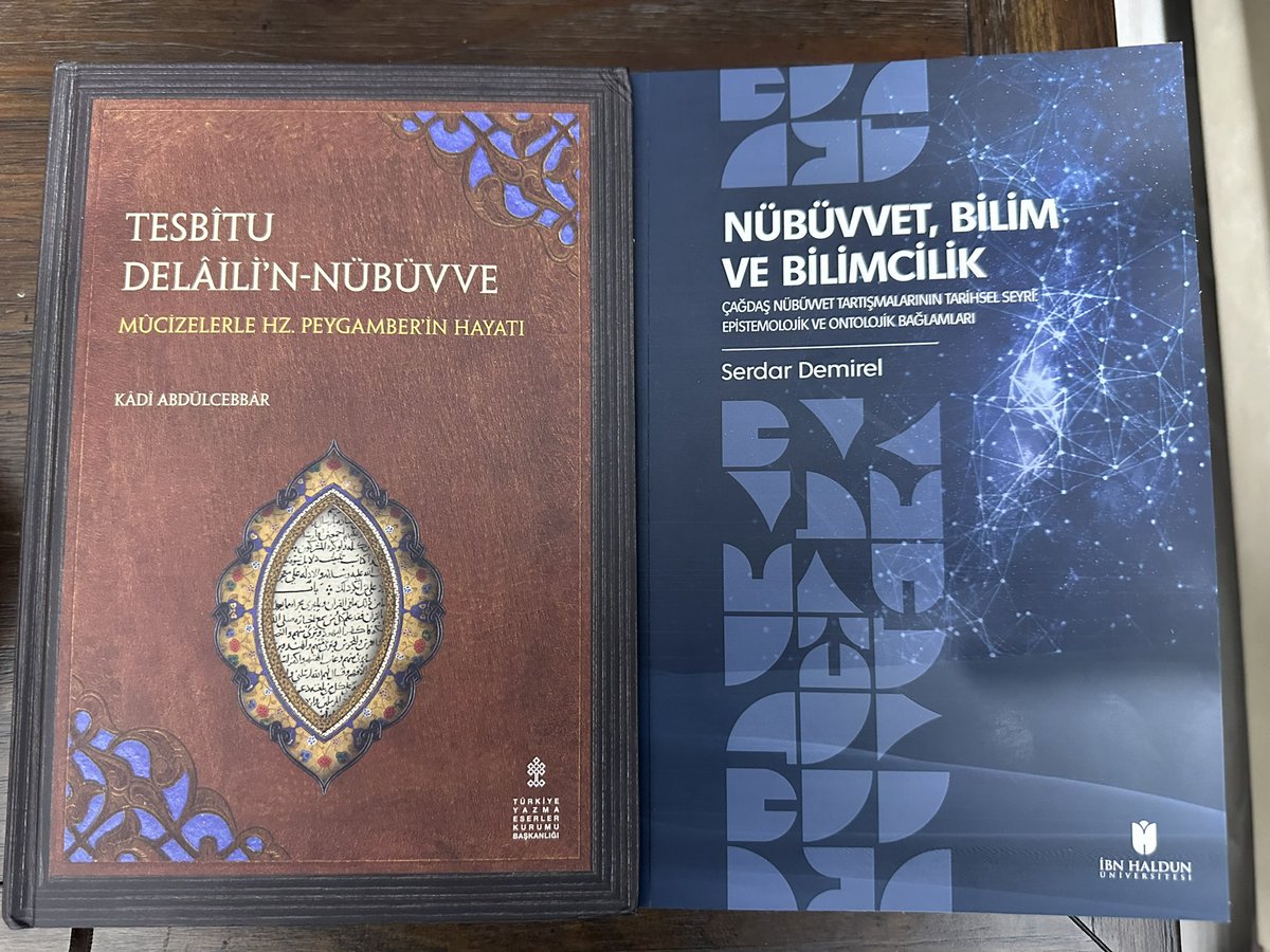 Nübüvvetin Hakikati ve Modern Dünyanın Krizi Üzerine İki Önemli Eser

Modern çağ, insan aklını merkeze alırken vahyi ve peygamberliği çoğu zaman tarihsel bir olguya indirgemiş; böylece kutsal ile insan arasındaki köprü zayıflamış, bilgi anlayışı daralmış ve hakikat arayışı