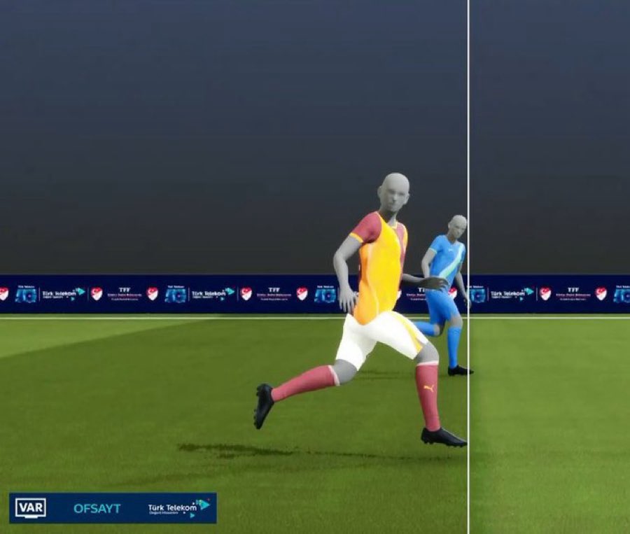 fenerbahcespace's tweet image. Gerçek görüntüde Galatasaraylı futbolcunun ayağı gergin, VAR’ın yayınladığı görüntüde ise kırık gösteriliyor. İki görüntü birbiriyle örtüşmüyor. Bu durum, kurgulanmış bir ofsayt şüphesi yaratıyor. Böyle bir ligde Galatasaray’dan başka bir takımın şampiyon olma ihtimali yok.…