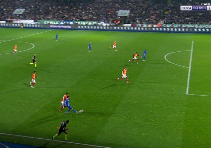 fenerbahcespace's tweet image. Gerçek görüntüde Galatasaraylı futbolcunun ayağı gergin, VAR’ın yayınladığı görüntüde ise kırık gösteriliyor. İki görüntü birbiriyle örtüşmüyor. Bu durum, kurgulanmış bir ofsayt şüphesi yaratıyor. Böyle bir ligde Galatasaray’dan başka bir takımın şampiyon olma ihtimali yok.…