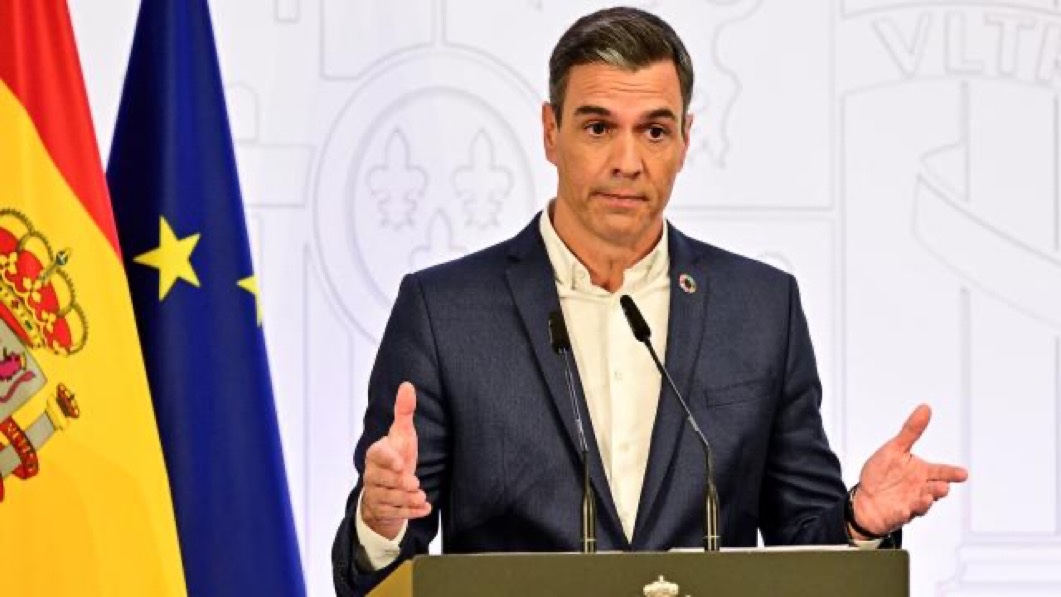 ShaykhSulaiman's tweet image. Spanish PM Pedro Sánchez:

“No matter how much they make noise and how much they scream, we are on the right side of history.

We have recognized the state of Palestine.

And we have told the technology oligarchs very clearly to get their dirty hands off our children’s phones”