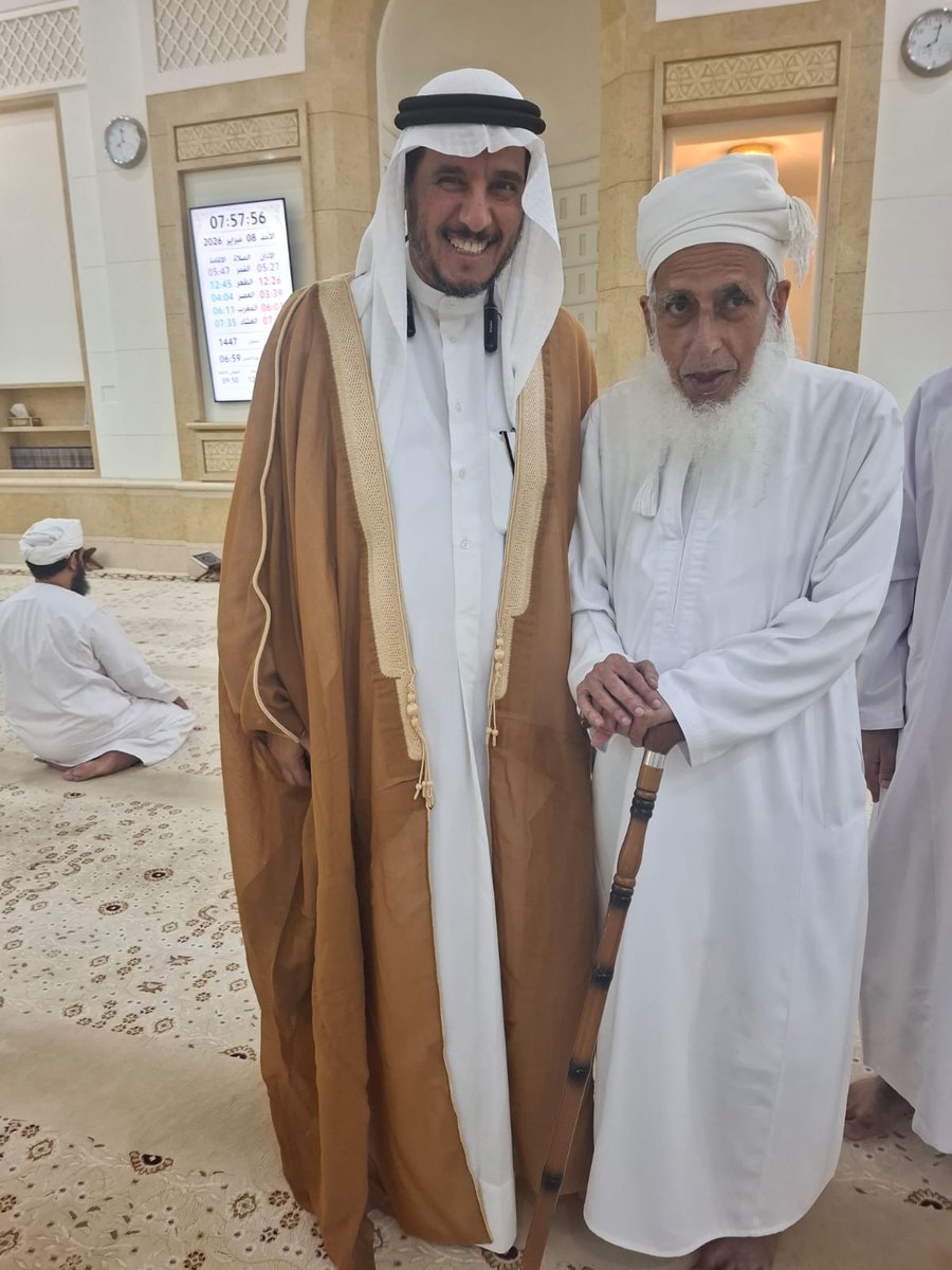 MohannaAlhubail's tweet photo. أن تعود إلى مجلس الإمام الخليلي 

ثبّتُ في أولوية زيارة #عُمان المطلقة زيارة سماحة والدنا  الشيخ #أحمد_الخليلي 
كنت أدرك أن ظرف الإمام الصحي مع تقدمه في العمر يحتاج الى مراعاة كبيرة بارك الله في عمره وعمله.
فتواصلت مبكراً مع فضيلة الأخ د. افلح ابن شيخنا الإمام
أشار لي لظرف الشيخ الذي أعرفه 
لكن الأمل كان حاضراً في أن نلتقيه 
فكان كذالك..
 رأيته رعاه الله في بيت الله ومعهد الصالحين.
 
أكرمني الله بالصلاة في مسجده والسلام عليه في كوكبة من ذريته وتلاميذه 
وأخجلني باحتفائه وتدثرت برعايته 
كنتُ أرجو أن يعود للراحة بعد الصلاة 
لكنه أكرمني بحضور مأدبة الشيخ أفلح.
 
هذه المرة كنت مرتبكاً في نقل المشاعر وفي حبوري بفرحة لقاء هذا الإمام ..
لأن الموقف ليس شخصياً لي والشيخ يعرف مودتي وقومي الكبيرة له 
ولكنها مشاعر تُعبّر عن مباديء تشترك فيها الأمة الإسلامية 
إنها اللحظة التي التقيته فيها  بعد وصفي الذي ذكّرني به الشيخ هيثم الهنائي التلميذ المقرب الوفي منه.
حين ادلهمت الخطوب 
(وقف الجميع وتقدم الخليلي) 
نعم تقدم بصفته العلمية الشرعية الكبرى وبصفته الرسمية الدينية في فلسطين وحيث ناداه منبر المستضعفين.
 
ولذالك قلت له أن الشكر الذي أمرنا الله به
فمن لا يشكر الناس لا يشكر الله
  لا يخصني ككاتب إسلامي ولكنها حشود قلوب امطرت الخليلي بالدعاء لمواقفه.
كانت المفاجأة أن والدنا الإمام يتابع بدقة قضايا الأمة.
حدثني باهتمام عن التحالف السعودي التركي الأخير في مواجهة المشروع الصهيوني عن احتفائه به وفرحه بخطواته في تطويق مشاريع التقسيم.
وتحدثنا عن أ��ن الخليج العربي والتوافق بين الرياض ومسقط في 
تأمين المرحلة الحالية في الصراع الدولي الإقليمي.
انقل موقف الشيخ بأمانة في دعمه لهذه التوجهات الإستراتيجية للأمة دون أن يلتفت أو مجرد يستذكر بعض الإساءات التي صدرت وتصدر من البعض في حقه.
إنه فقه وحدة الأمة والتجرد لها عند الخليلي ما دامت في مواجهة الأعداء المتربصين وهل وحدة المسلمين إلا فريضة من هذا الدين.
يطول الحديث المؤنس الكريم الذي شرفني به الشيخ الإمام ومتابعاته المستمرة بما في ذالك دعمه لمسيرة استقلال إفغانستان
وتواصل ممثلي حكومة طالبان مع الشيخ 
راجين أن تتحول رحلة كابل الجديدة الى نموذج اسلامي رشيد يحتوي الشعب ويتقدم بهم 
في سلام ووحدة وتقدم أخلاقي شرقي في زمن السقوط الغربي.
جذلٌ بهذا اللقاء المبارك الذي يَسرَهُ الله لي مع سماحة الشيخ وبعودة الزيارات لأرض #عُمان الحبيبة شركاء التاريخ ومقاومة الصليبيين والتعايش والحضارة في ساحل الخليج العربي.
 
وشكر الله لأبناء والدنا الشيخ وتلاميذه في هذا المساء المبارك وباحتفائهم الكريم
ولي عودة لأحاديث عمانية أخرى 
وقل ما شئت في حلوى أخلاقهم قبل حلوى ضيافتهم حفظهم الله أرضا ووطناً وشعباً