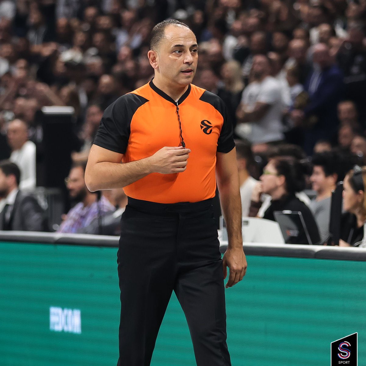 Play off serisinde iki takım karşı karşıya gelse; iç sahadaki maçta baş hakem sizce kim olur?

Ben söyleyeyim, Emin Moğulkoç olur; ilk küfürlü tezahüratta ilk anons gelir. Üç anons ile salon boşaltılır. Geçen sefer Akatlar’da da gördük.

Bu anons işi bir tek Ataşehir’de işlemez.