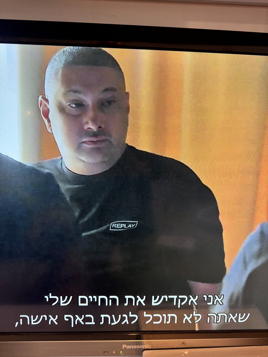 יצרה איתי קשר עכשיו מישהי. 
אדוארד נסימוב הגיע אליה. גנב ממנה כרטיסי אשראי וגם נגע בה. 
וכל זה כמה ימים אחרי שהוא נעצר!!!

מה זאת הדפיקות הזאת???
למה לא עוצרים אותו עד תום ההליכים? המסוכנות שלו ברורה ומוכחת כבר עשרים שנה!
אני לא יודעת מה לעשות. תפיצו את התמונה שלו
<a href="/IL_police/">משטרת ישראל</a>