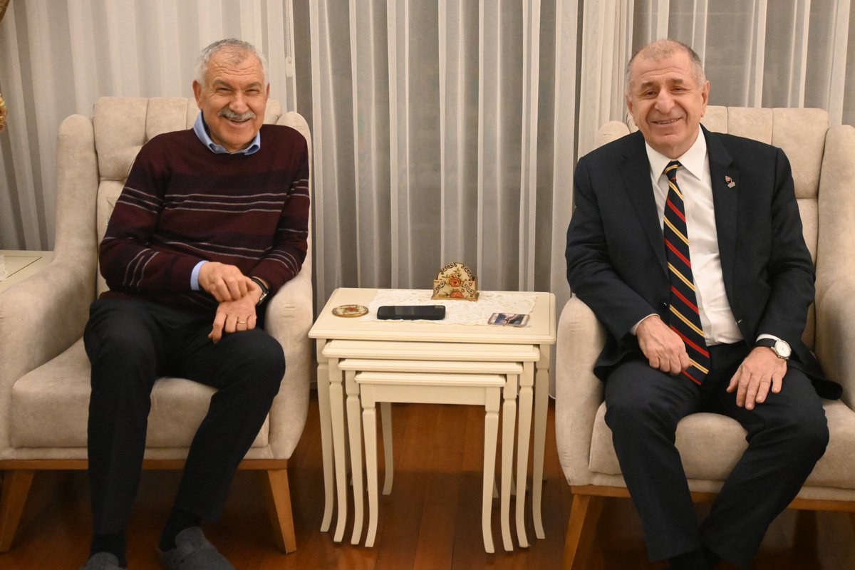 İktidarın muhalefete uyguladığı Düşman Ceza Hukuku'na maruz kalarak 8 Temmuz 2025'te tutuklanan ve önceki gün tahliye edilen Adana Büyükşehir Belediye Başkanı Sayın Zeydan Karalar'ı evinde ziyaret ettim.

Kendisine, değerli ailesine ve tüm Adana halkına bir kez daha geçmiş olsun