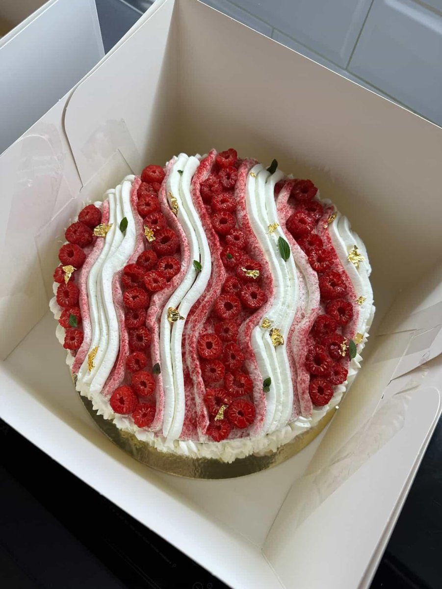 XMihura's tweet photo. permitidme destacar la pedazo de tartas que comimos ayer 🤩

vaya locura, sin lugar a dudas la mejor tarta de cumpleaños que he probado nunca

cada bixo de estos eran 3kg y apenas sobró nada

nos las hizo la hermana de un muy muy buen amigo mío que es repostera 

 "pasteleriasandri" en IG, es una puta crack