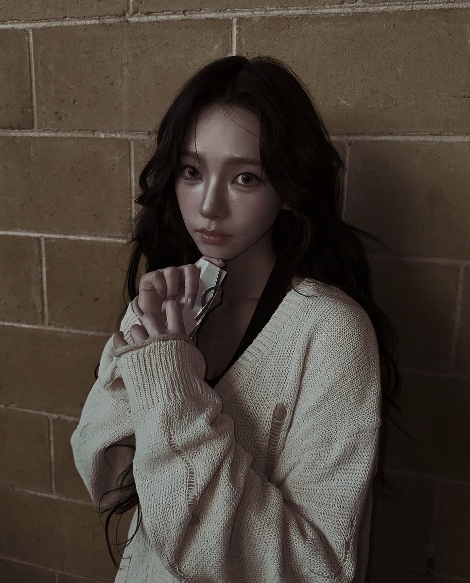 ᅠ
ᅠᅠᅠＳＥᅠＢＵＳＣＡ :

ᅠᅠᅠᅠ⸺ Jocelyn Summers.
ᅠᅠᅠᅠ⸺ 19 años.
ᅠᅠᅠᅠ⸺ Clan: Religiosos.
ᅠᅠᅠᅠ⸺ Estudiante. Se enteró de que su padre, vampiro, está en el pueblo ahora y quiere vengarse por dejar a su madre embarazada y desaparecer.
ᅠ