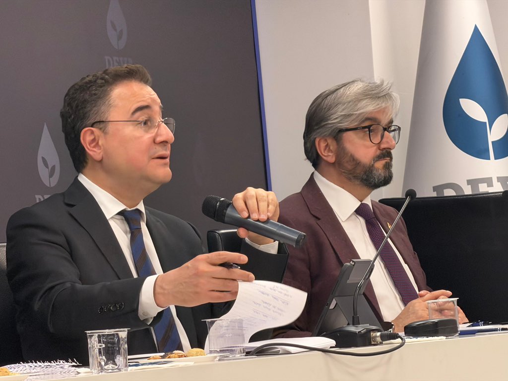 Sadece birikimi ve ülke için bugüne kadar yaptıkları ile değil…
Tarzı ve üslubuyla da Türkiye’nin ihtiyacı olan lider…

Bir kez daha bulunduğum yerin doğruluğunu görüyor ve yaşıyorum, iyi ki sizinle siyaset yapıyorum. 

<a href="/alibabacan/">Ali Babacan</a>