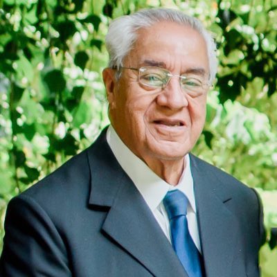 Felicito con aprecio y respeto a Don Guillermo Pacheco Pulido por su cumpleaños número 93. Le envío un abrazo y mis mejores deseos de salud y bienestar.