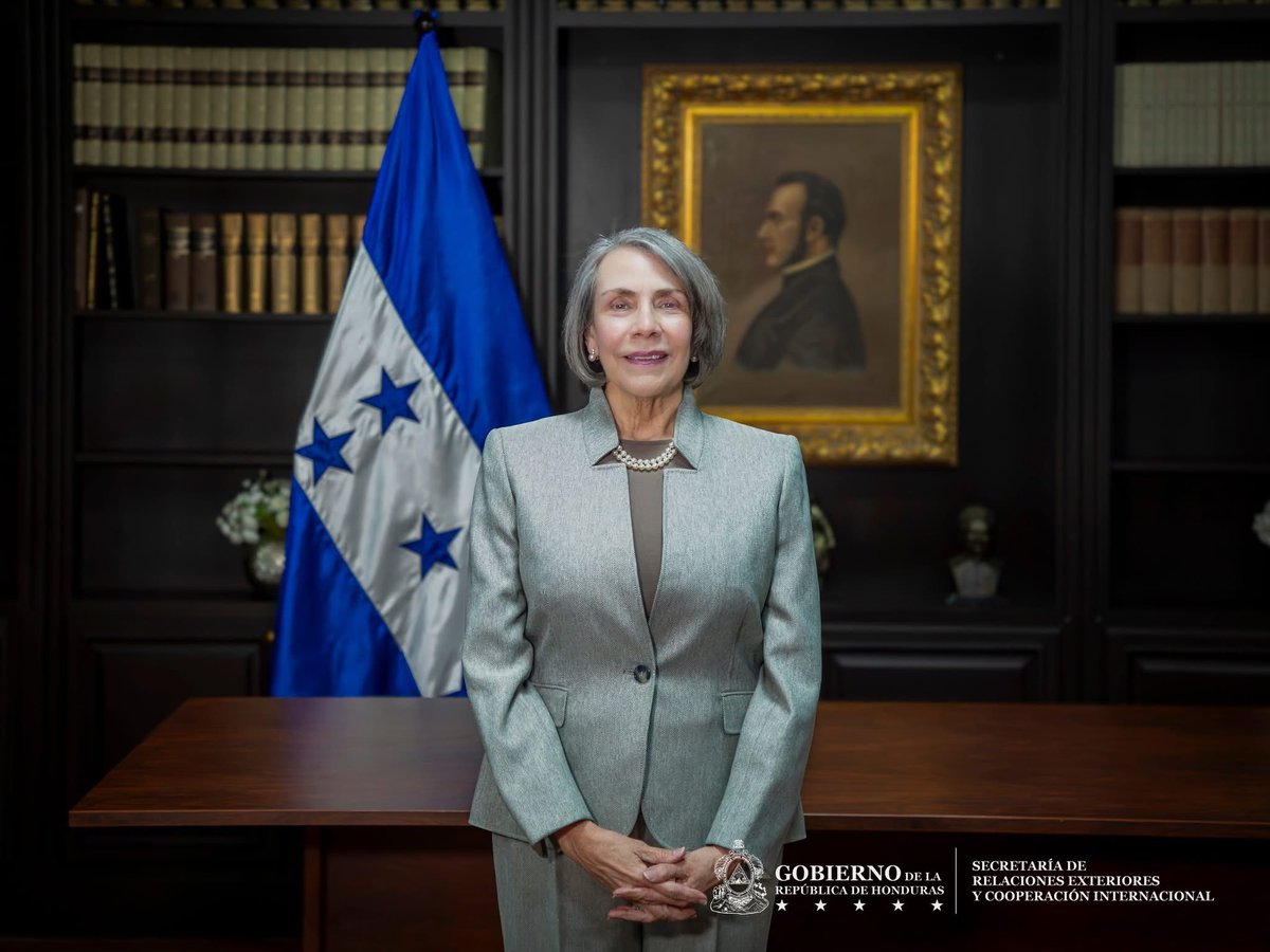 EmbajadadeHonPa's tweet photo. El Presidente de la República, Nasry Juan Asfura Zablah juramenta a la Señora Mireya Agüero como Canciller. https://t.co/9J2bds9gtt