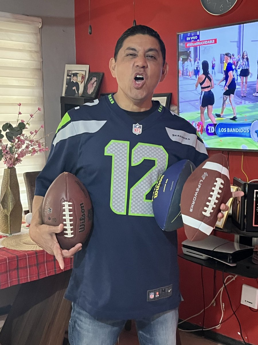 ChagoArriaga's tweet photo. Listo para ver el Súper Bowl #60 entre Pats y Halcones 
Voy con los de Seattle 
#SuoerBowl @Patriots @Seahawks https://t.co/dONvlP7l93