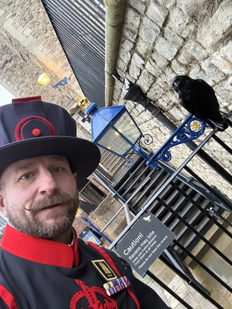Foxy2Para's tweet photo. Quick selfie with Jubilee 💪🏼

Legend has is that of the Ravens were to leave the Tower of London, The white tower would crumble to dust and the monarchy shall fall. 

Jubilee is one of the 8 Ravens here at the tower. 

🏰🐦‍⬛ https://t.co/pVHUB9x2kI