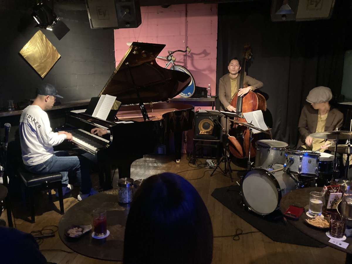 本日9日のスペシャルライヴは熊谷ヤスマサ TRIO(熊谷ヤスマサp大塚義将b叶 雅久ds)、大好評のレギュラー・トリオ、熊谷オリジナルにスタンダード、超超超オススメ、とっても楽しいライヴですのでぜひともお越し下さい。午後7時30分開演です。i-saltpeanuts.jugem.jp