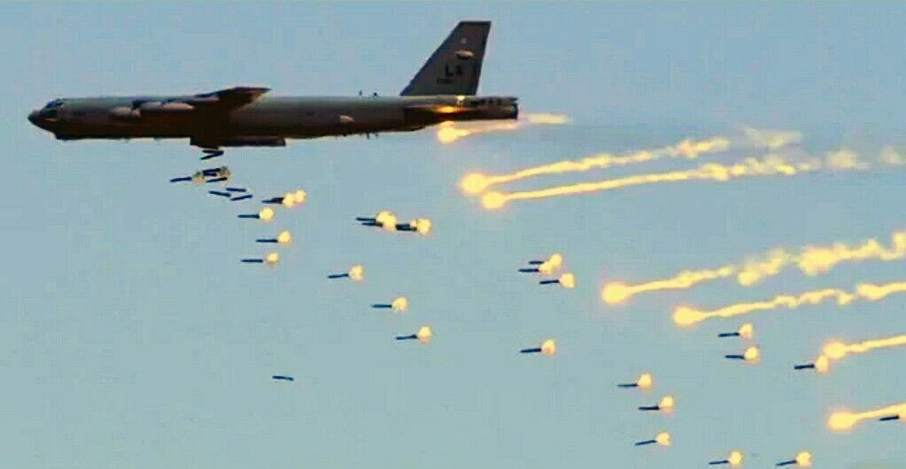 Jasonlu2020's tweet image. 🇺🇸美军B-52战略轰炸机已部署至卡塔尔Al Udeid基地，作为轰炸机特遣部队的一部分，旨在威慑伊朗。改进型B-52以强大火力与地毯式打击闻名。五角大楼强调此举为保护美军与盟友，美军防空体系强大。紧张局势持续，外交谈判也在进行中。#中东战争#国际局势#伊朗#美国#最新消息