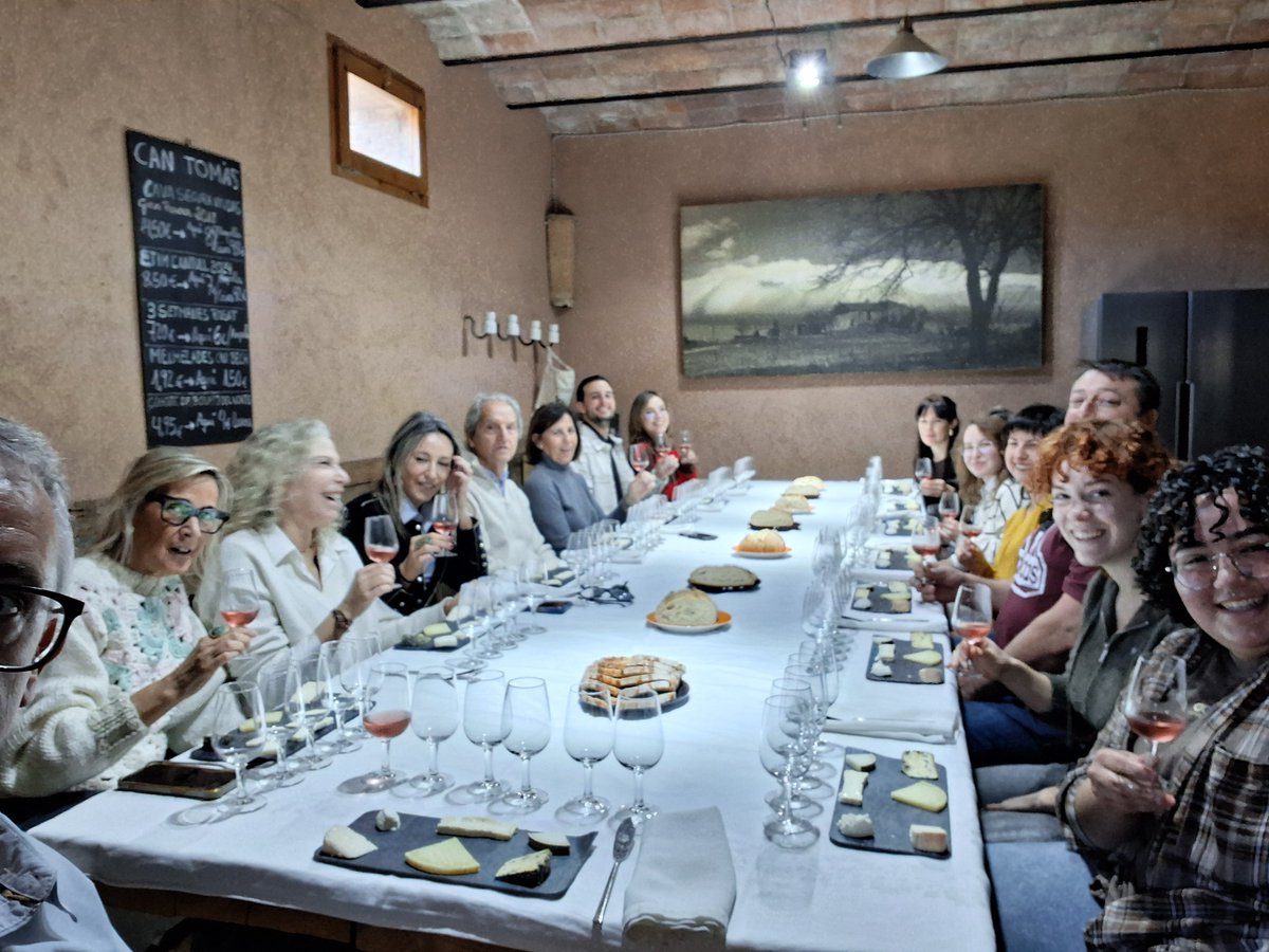 xbassa's tweet image. Ple total a la masia amb tast de formatges maridat amb vins. Bona gent, bons formatges i bons vins.
#cantomas #xavierbassa #formatgesartesans
