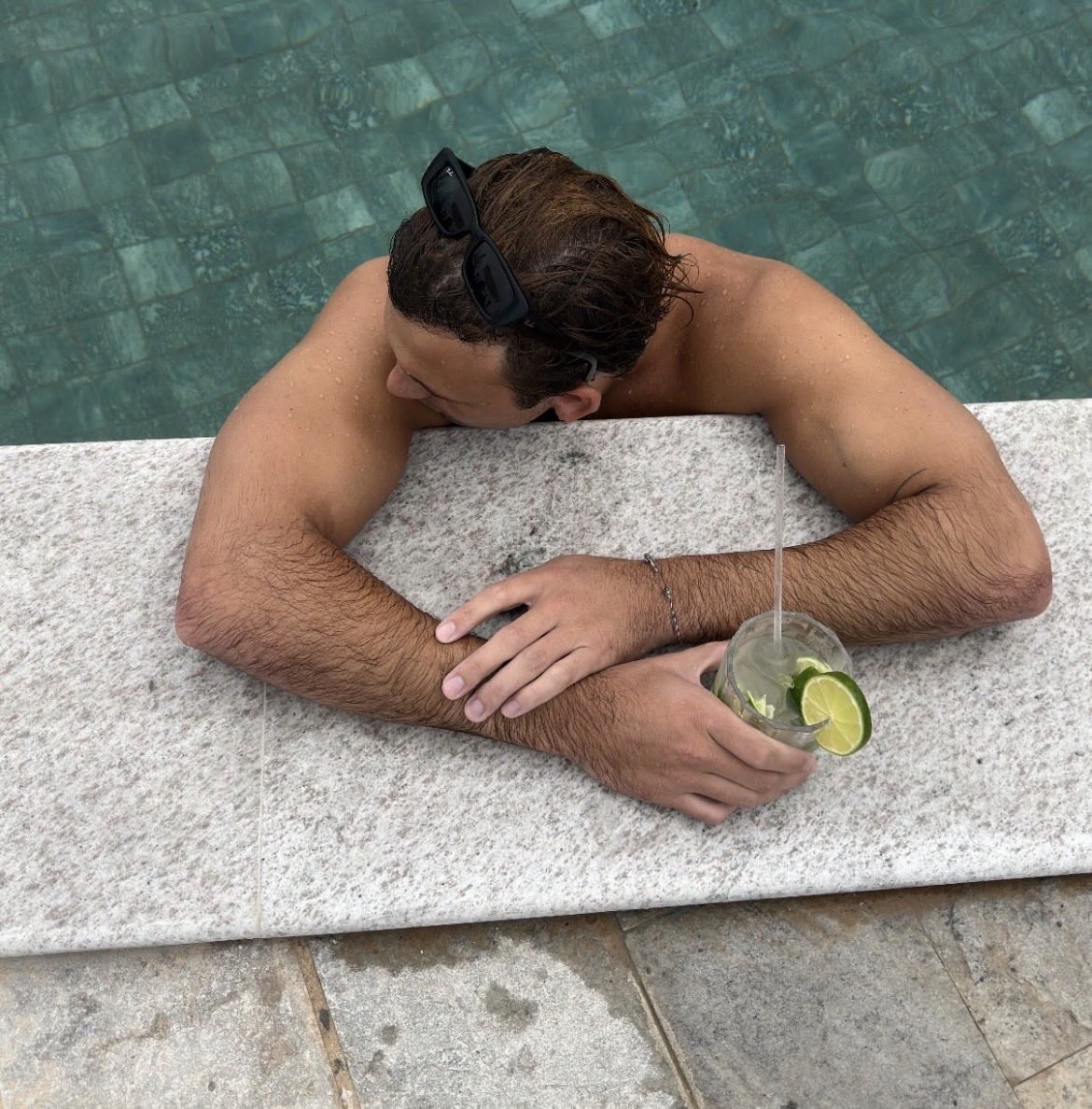 Alguien está muy feliz con su regalo de cumpleaños ☝🏻😃