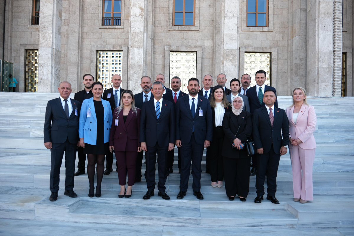 Halkın iradesini pazarlık konusu yapanlara, sandığın namusunu koltuk uğruna harcayanlara karşı;

Cumhuriyet Halk Partisi Beyoğlu İlçe Başkanlığı olarak, Genel Başkanımız Özgür Özel’in yürüttüğü onurlu, cesur ve halktan yana mücadelenin yanındayız.

Bu yol; teslim olmayanların,