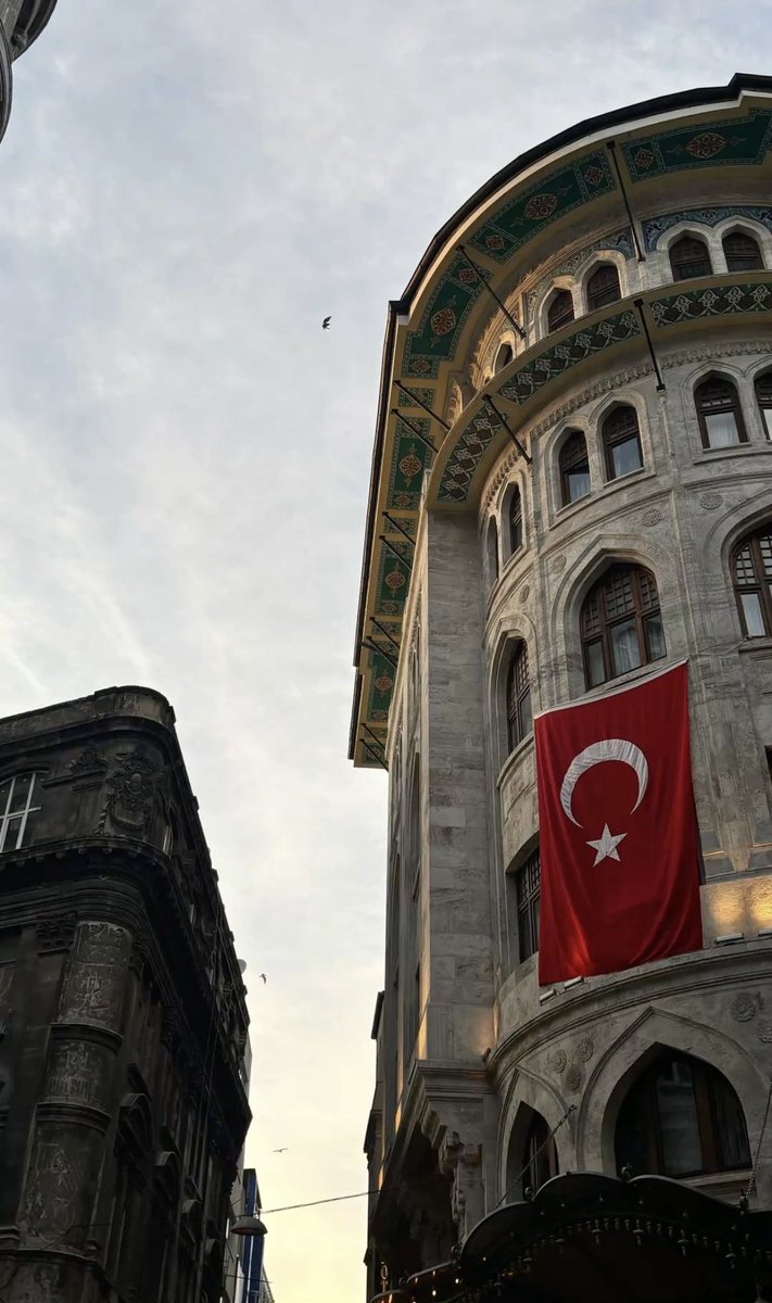 Bir manzara olduğundan habersiz duruşun.