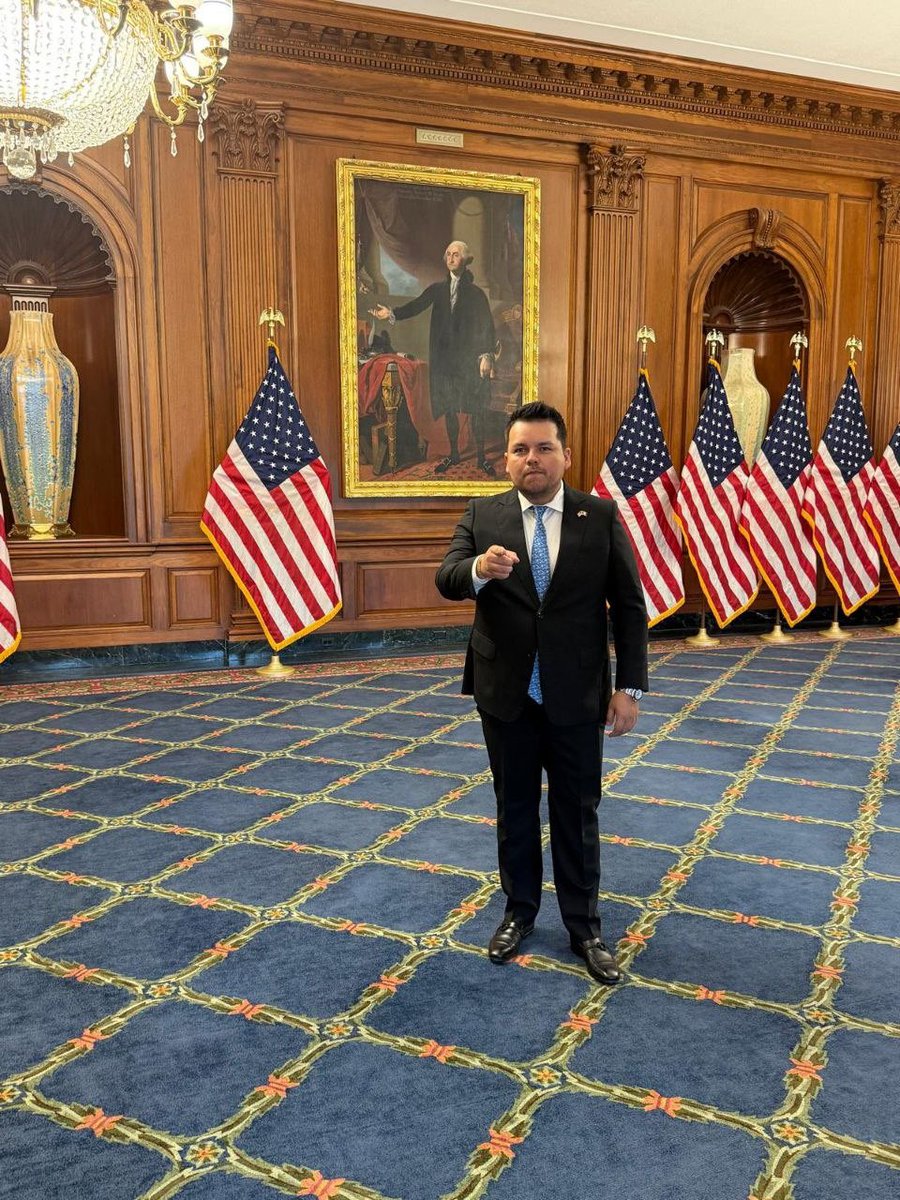 GPMorenaCdMex's tweet photo. Pregunta para nuestros chilangos que viven en Estados Unidos:

¿El Diputado @raultorres_mx (supuesto #DiputadoMigrante) se reunió con alguno de ustedes durante su visita a Washington esta semana?

Viajó a D.C. los días 4 y 5 de febrero para asistir a la conferencia conservadora CPAC, donde habló sobre que México necesita intervención en lugar de asistir a la sesión del Congreso en la Ciudad de México.

Queremos saber: ¿de verdad se sentó con familias trabajadoras, con gente que enfrenta el miedo a la deportación, con quienes mandan dinero a sus familias en la capital? ¿O su viaje fue más bien puro postureo político?

Y más importante: ¿creen que esta es la forma correcta en que alguien elegido como "diputado migrante" debe hacer su trabajo, especialmente en un momento en que nuestra gente en Estados Unidos enfrenta redadas e incertidumbre?

Su voz importa. Un representante debe estar cerca del pueblo al que representa, no solo aparecer para las fotos mientras falta a sus responsabilidades reales en casa.