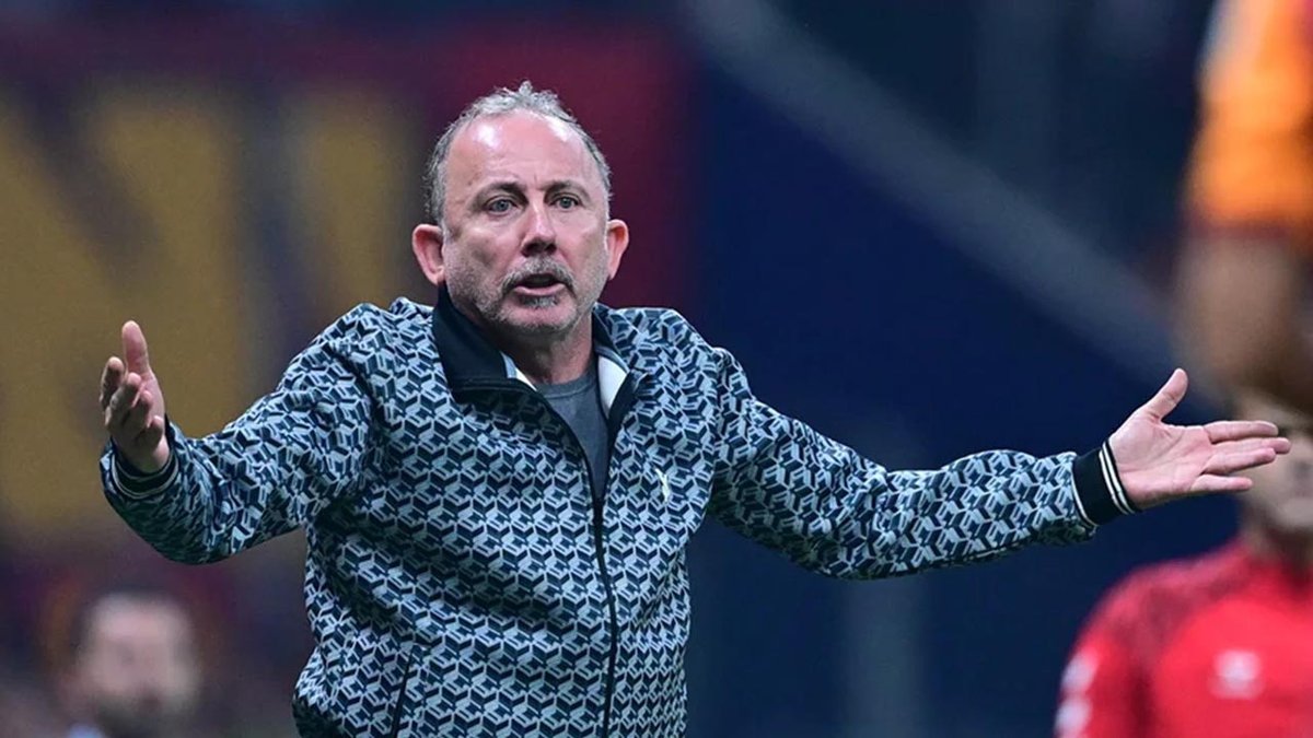 Sen vasat bir insansın, teknik direktör değilsin, yorumculuğun da beş para etmez. 

Başkanlık koltuğunda oturan kişi seni takımın başına getirdiği gün takımın başında geçireceğin süreyi çöpe atmış oldu, bunu er geç herkes anlayacak.