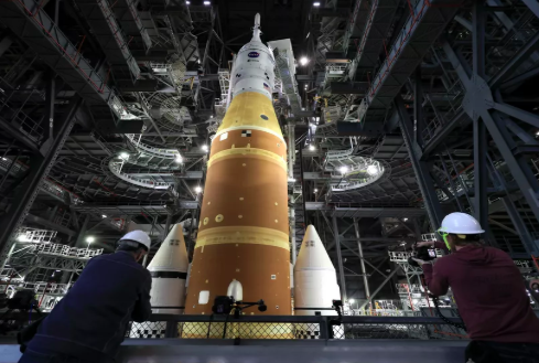 TheMarsSociety's tweet photo. NASA, Artemis & the road ahead. Dr. Robert Zubrin joins @coasttocoastam on Feb. 9 for a candid look at the future of U.S. space exploration. Visit https://t.co/aXMbJD0dqB for details. #mars #space #podcast #returntothemoon #spaceflight #ontomars https://t.co/Y4djjcquCy