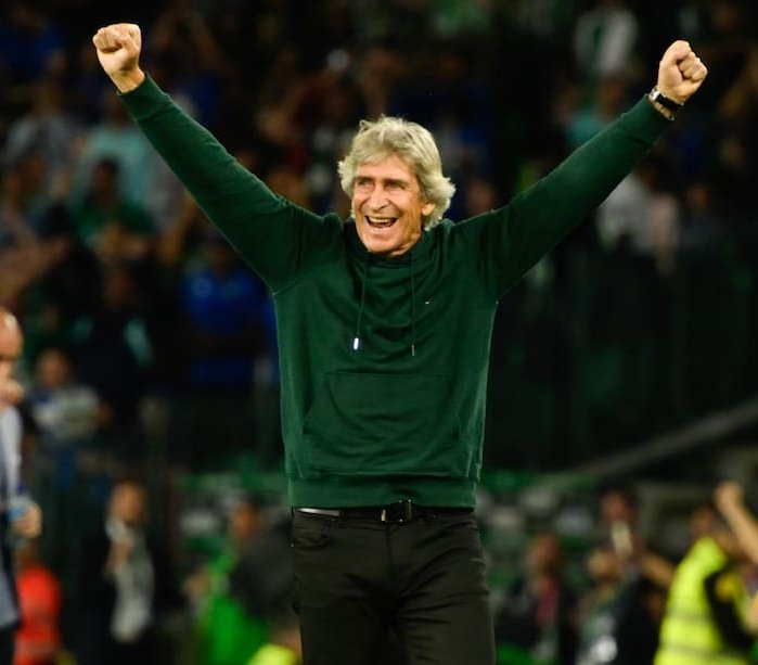 La cagó el jueves. Estudió el partido y cambió el plan de juego.
Acaba con Deossa de delantero y Bartra de mediocentro.
Manuel Pellegrini Ripamonti, el mejor entrenador de la historia del Betis. Que mamen tus detractores un día más.