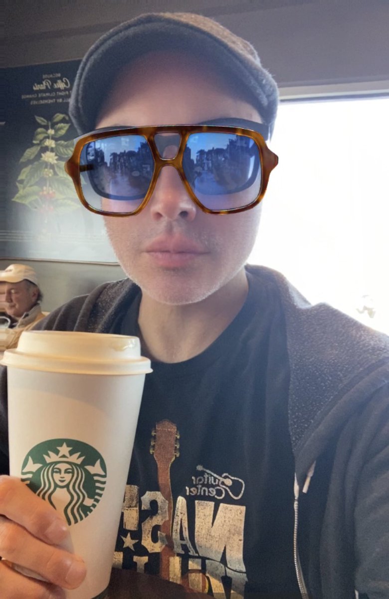 johnnybeane's tweet photo. Hey everybody, hope you’re having a great day—make sure to make it great! 🙌
#PositiveVibes #MakeItGreat #StarbucksSelfie #DrinkingStarbucksAtPeets ☕😄 https://t.co/jk8iygpP2D