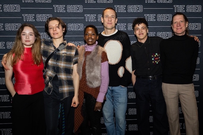 Ruby Stokes ao lado do elenco da peça 'The Other Place' em New York.