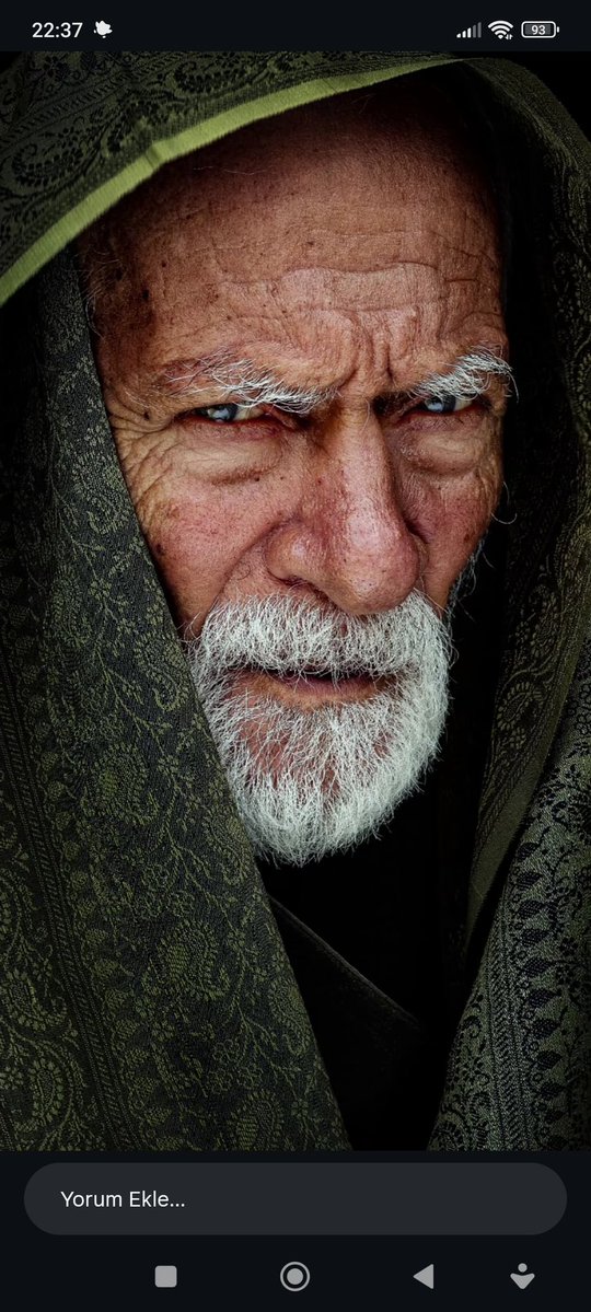 Evlat dedi; 

"Kurulsa pazarı hiçe gidecek, zatını âlemde cevher sananlar var."

Siyasete dair...