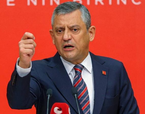 Özgür Özel, Mesut Özarslan’ın iddialarına cevap verdi:

“Yalan atıyor, ‘Aileme, anneme, babama küfretti’ falan diyor, böyle bir şey yok.

Söylediğim söz şu; ‘sana hırsız dediler, ben seni çağırdım sordum, ‘böyle bir şey yok, yolsuzluğum hırsızlığım yok, iftira ediyorlar’ dedin,