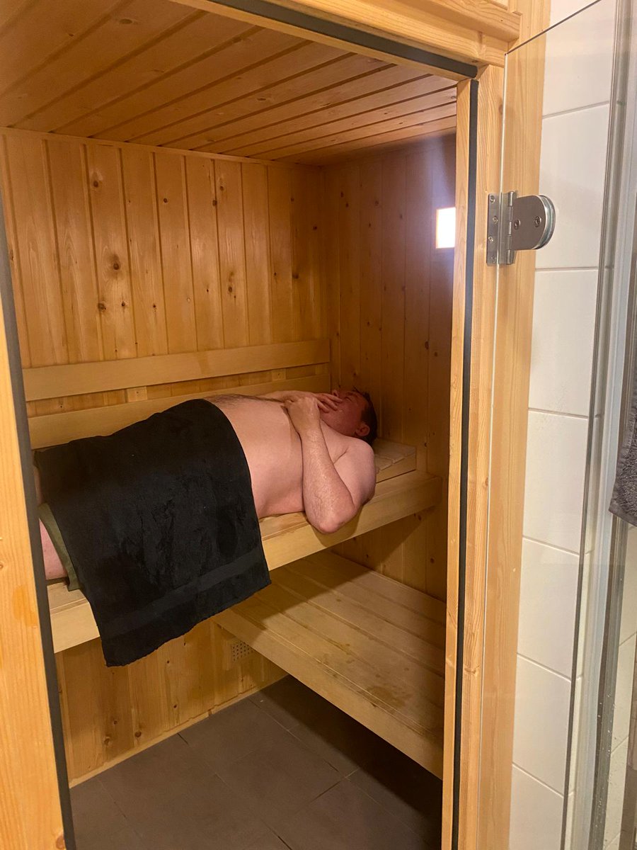 ziekenverzorger's tweet photo. We hebben een sauna in ons huisje, stomen als een broodje bapao 🥵 #sauna #volendam #Landal #weekendje weg! 🤗 https://t.co/RhgTfSnxOf