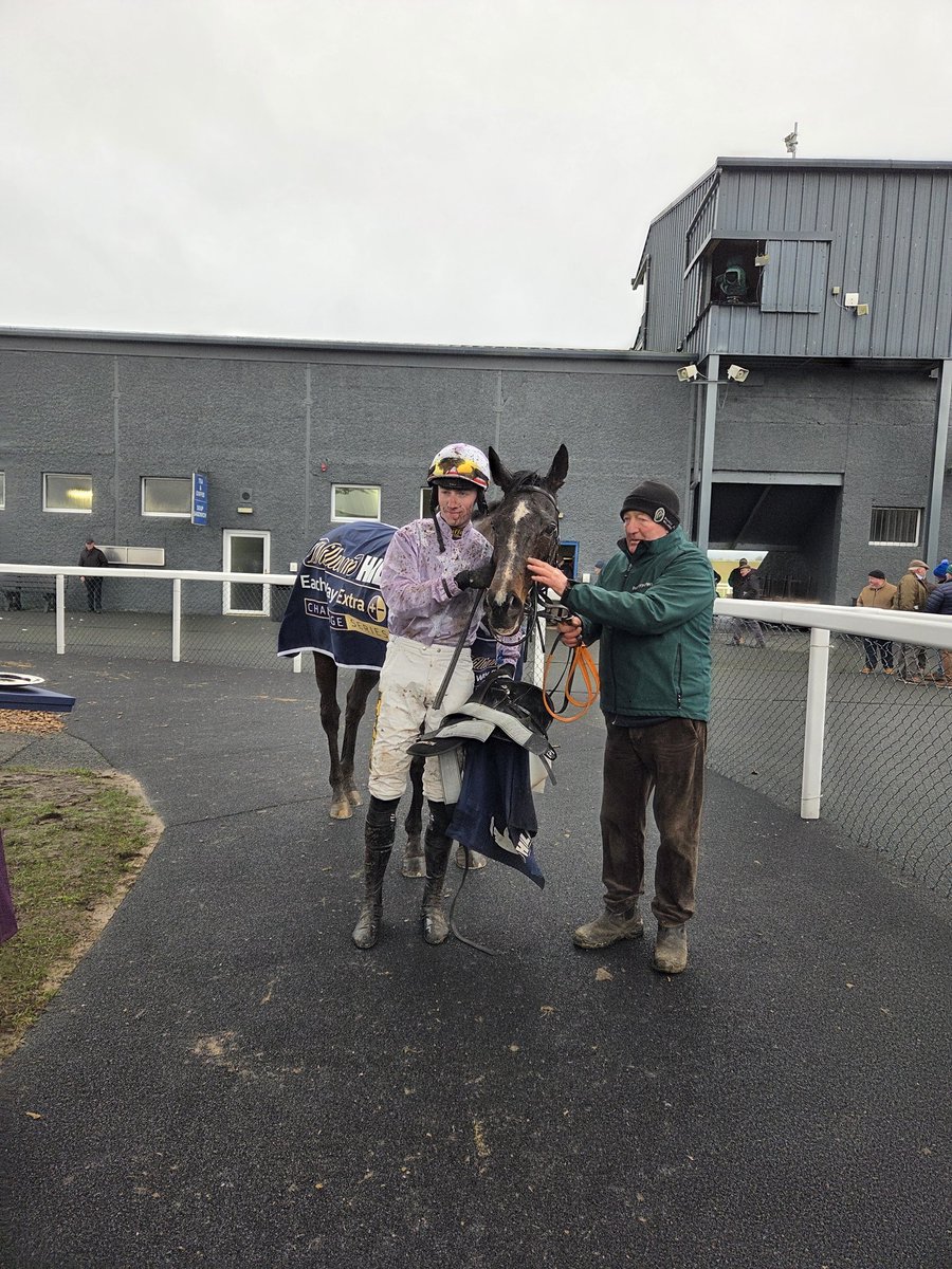 PeterRoe1's tweet photo. Great credit to the racecourse teams at @LeopardstownRC @Fairyhouse @thurlesraces &amp; @NavanRacecourse for successfully getting through their fixtures this week. Great support from @ihrb_ie clerks of course Paddy, Paul &amp; Brian. Hopefully it will dry up shortly (but not too much!) https://t.co/I2as4ca4Tq