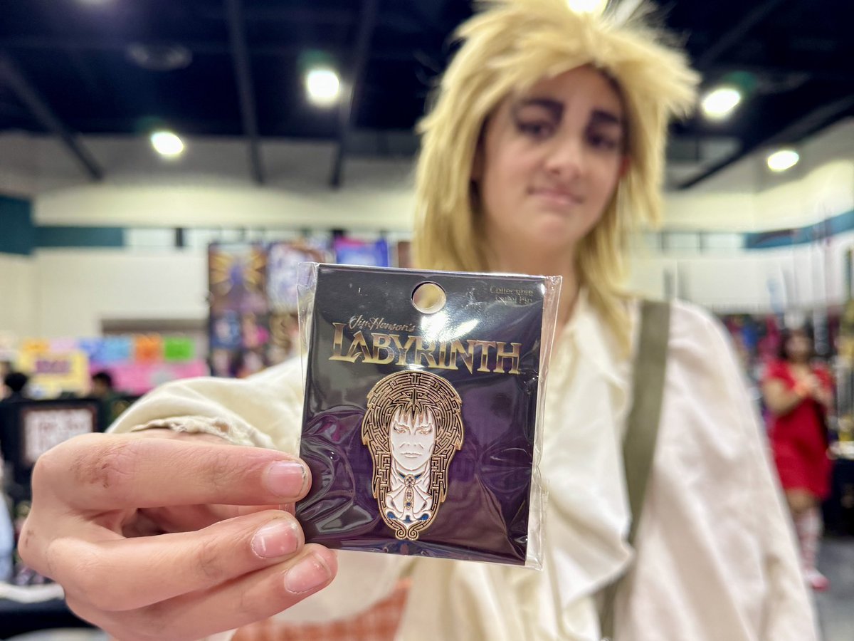 valorandvellum's tweet photo. When the cosplay meets the pin! #labyrinth #labyrinthmovie https://t.co/zbsmsvrX7J