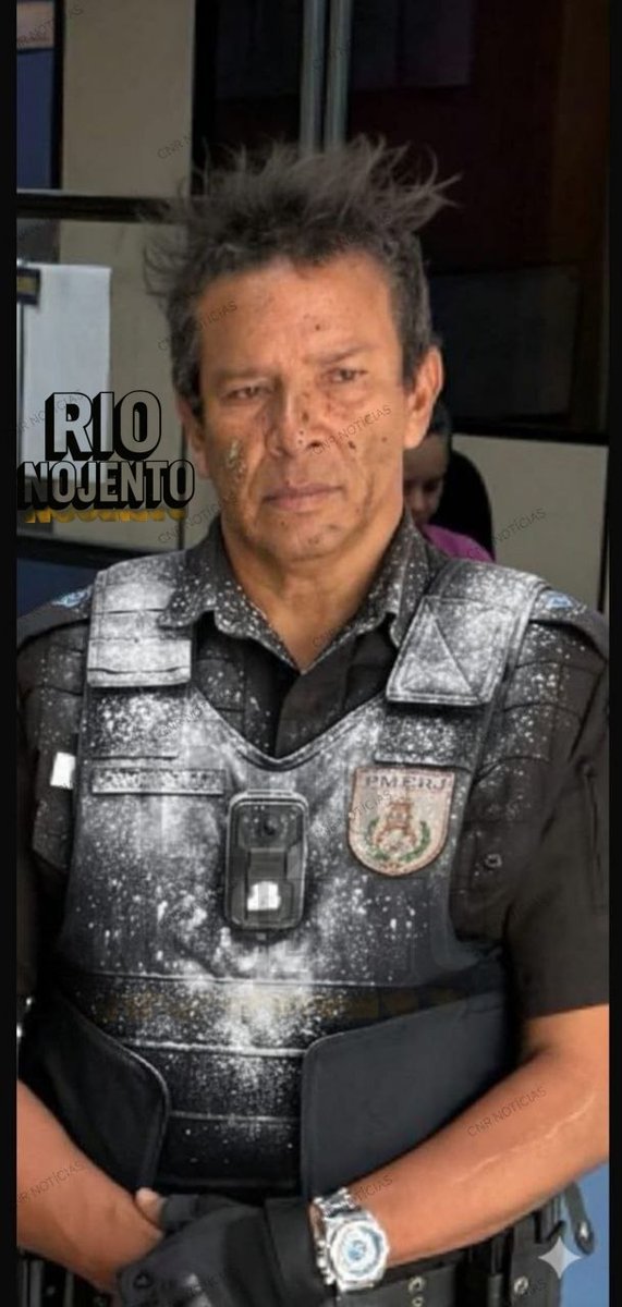 newsandufology's tweet photo. URGENTE 

🚨 Olha o policial aí do Batalhão que jogou a caixa de lança perfume no chão, quase virou saudade.

Rio de Janeiro, Brasil. https://t.co/dPjuEjLYlw