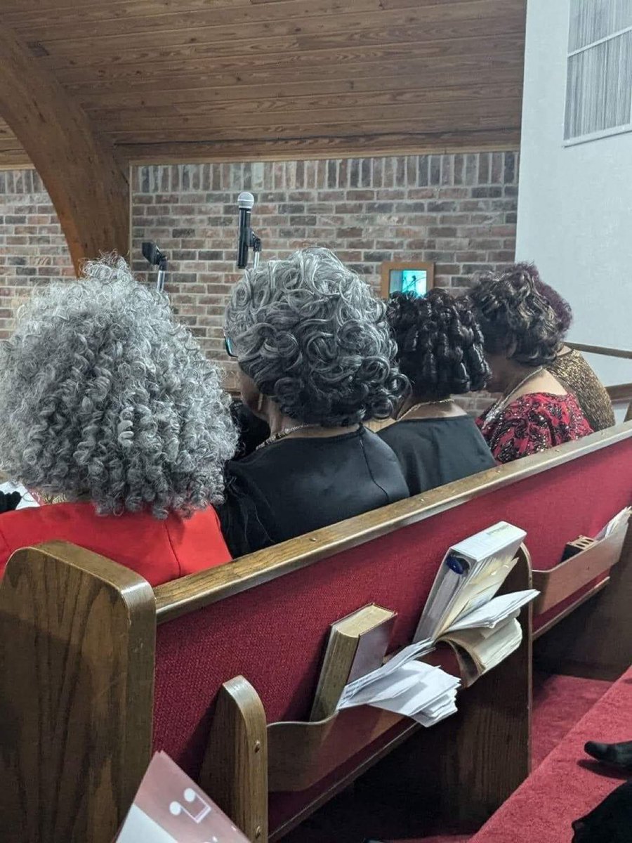 ezzyskii's tweet image. What kind of Perfume they wearing? 😆