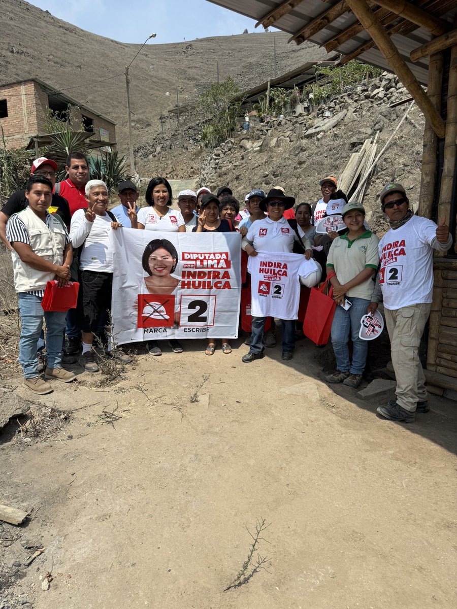 IndiraHuilca's tweet image. Visitamos las Lomas de Paraíso, en Villa María del Triunfo. Junto a vecinos y vecinas recorrimos esta valiosa Área de Conservación Regional, cuidada y defendida por la propia comunidad organizada, que día a día enfrenta la amenaza de los traficantes de tierras y la inacción de