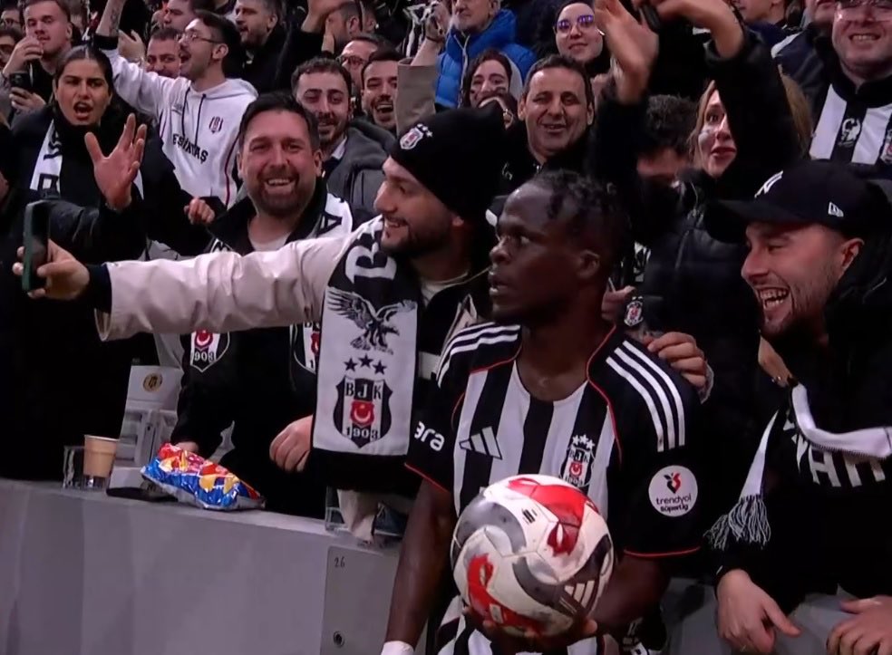 OsvaldoScwchln's tweet image. Sizle bizim aramizdaki farki anlatan, yuzlerce satira esdeger 2 poz.
Sizin medya saklabanliginiz, bizim cocuklarimizin gozunde isilti, mutluluk ve guven...
Sizin icin sosyal medya postu, bizim icin hayat meselesi…