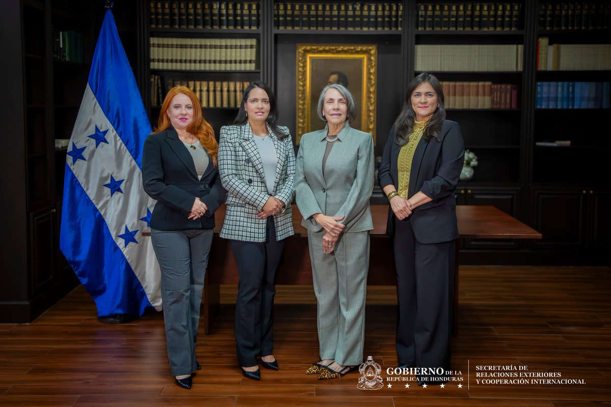 EmbajadadeHonPa's tweet photo. Canciller Agüero Juramenta a Subsecretarias de Estado.  
La Canciller de la República, Mireya Agüero, juramentó a las Subsecretarias de Estado que asumirán funciones en distintos despachos estratégicos de la Secretaría de Relaciones Exteriores y Cooperación Internacional. https://t.co/qSKj7QqFKC
