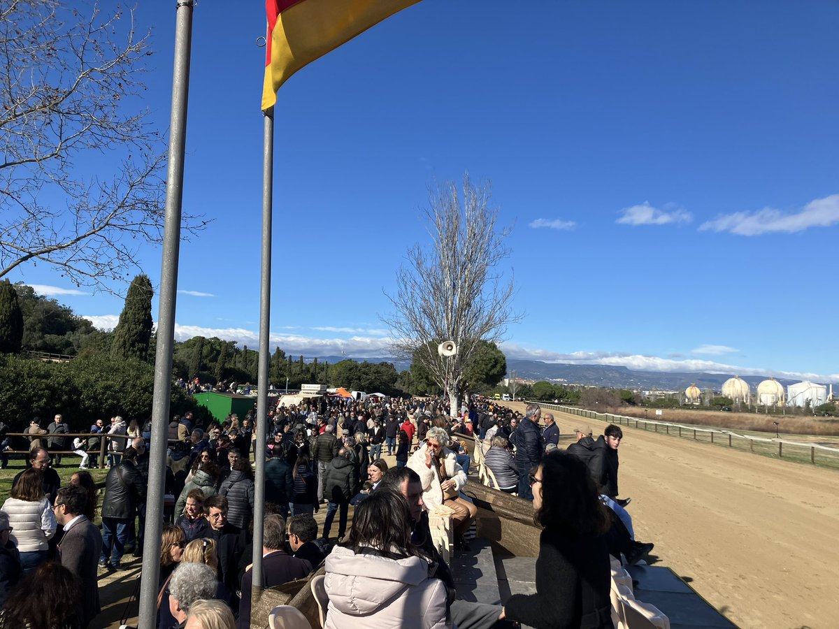 BagaEndavant's tweet photo. 🐎 Avui hem assistit al Cós de Sant Antoni, a Vila-seca, en representació de l’Ajuntament de Bagà. Les curses s’havien de celebrar el 18 de gener, però el temporal de pluja ho va impedir.

Un any més, fem més estrets els llaços que ens agermanen. Gràcies per la càlida acollida. https://t.co/tp2UtS5g5N