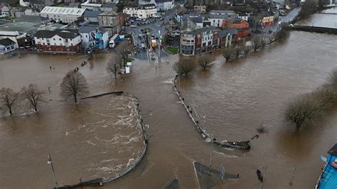 Con_na_Mhi's tweet image. .@MichealMartinTD says “I don’t believe that put­ting ICE into com­munit­ies and root­ing people out of houses is something I would sup­port or be in favour of.” - instead he allows Nature and #StormChandra  do it for him - all prattle and no action