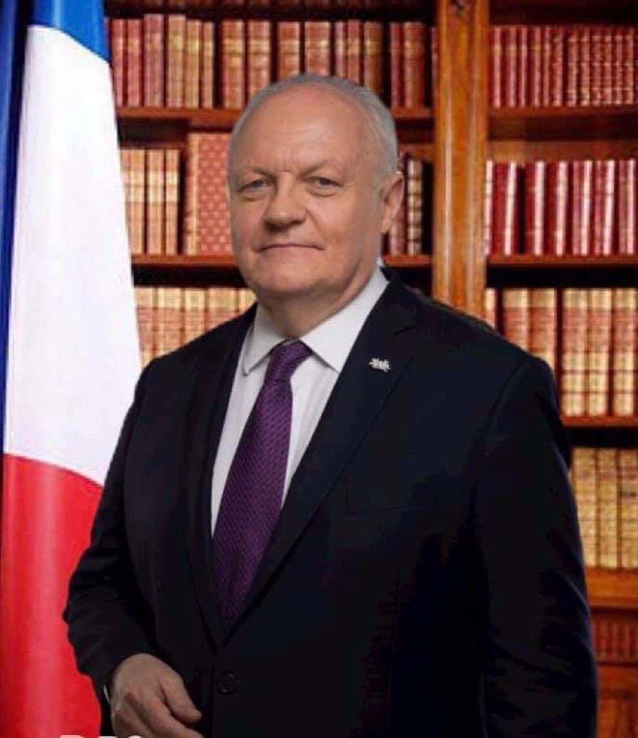 <a href="/FrancoisDESCAM7/">François DESCAMPS ✊</a> Un homme qui a su quitter une carrière politique dorée pour s'attaquer aux problèmes à la racine, en créant un mouvement devenu le 
premier parti de libération de la France. Celui-là oui, je le soutiens ✊
<a href="/f_asselineau/">François Asselineau 🇫🇷</a>