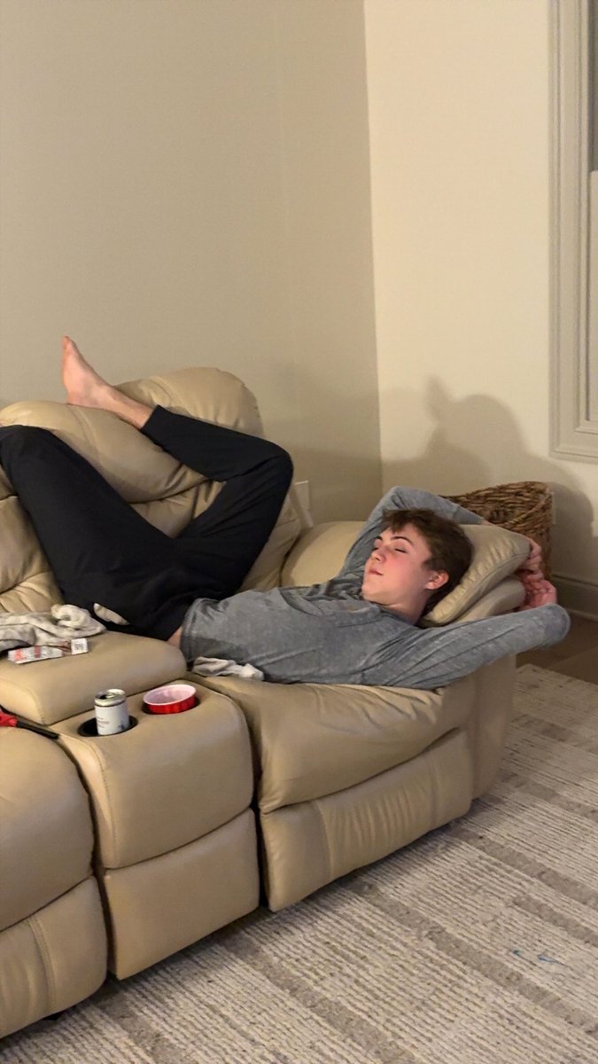 chill_fan101's tweet photo. How the feeling of having school tmr has me feeling
#byeweekover #gorebs #gthlsu https://t.co/osUnhc83q3